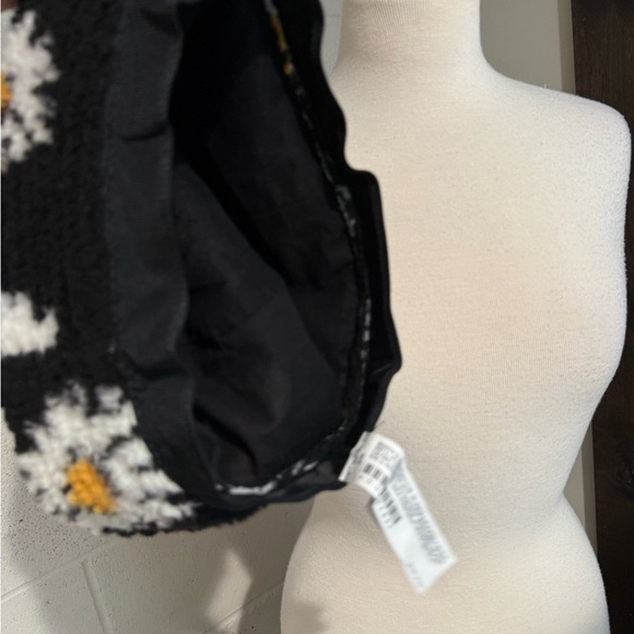 Forever 21 Daisy Sherpa Floral Black Bucket Hat - Picture 5 of 6